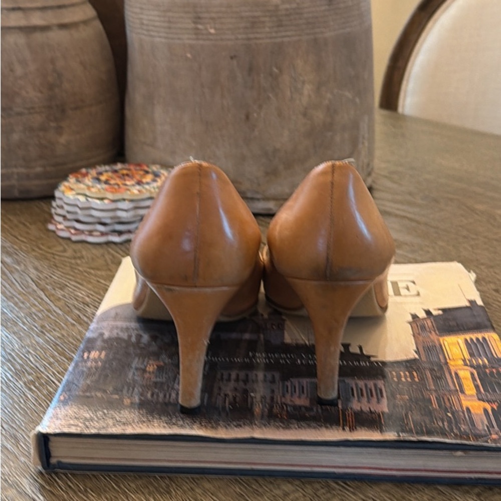 Gucci Tan Leather Pointed-Toe Pumps - Picture 3 of 9